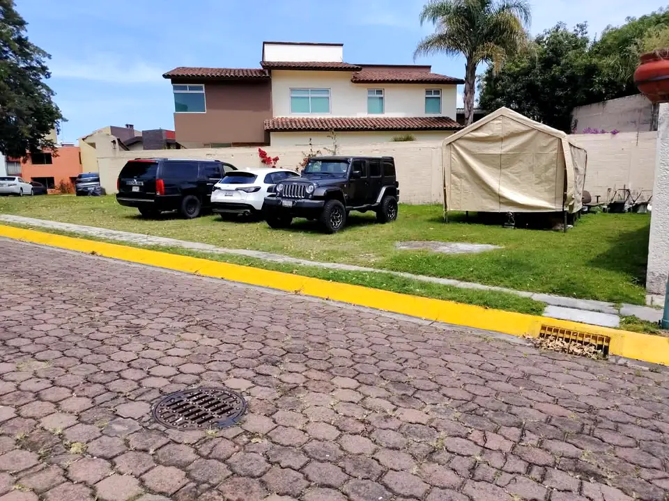 El frente del terreno desde la banqueta de enfrente